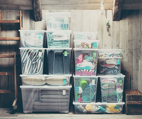 ropa ordenada en trastero